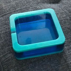 Ashtray with holders, made from resin and is rollers tolerant to heat.